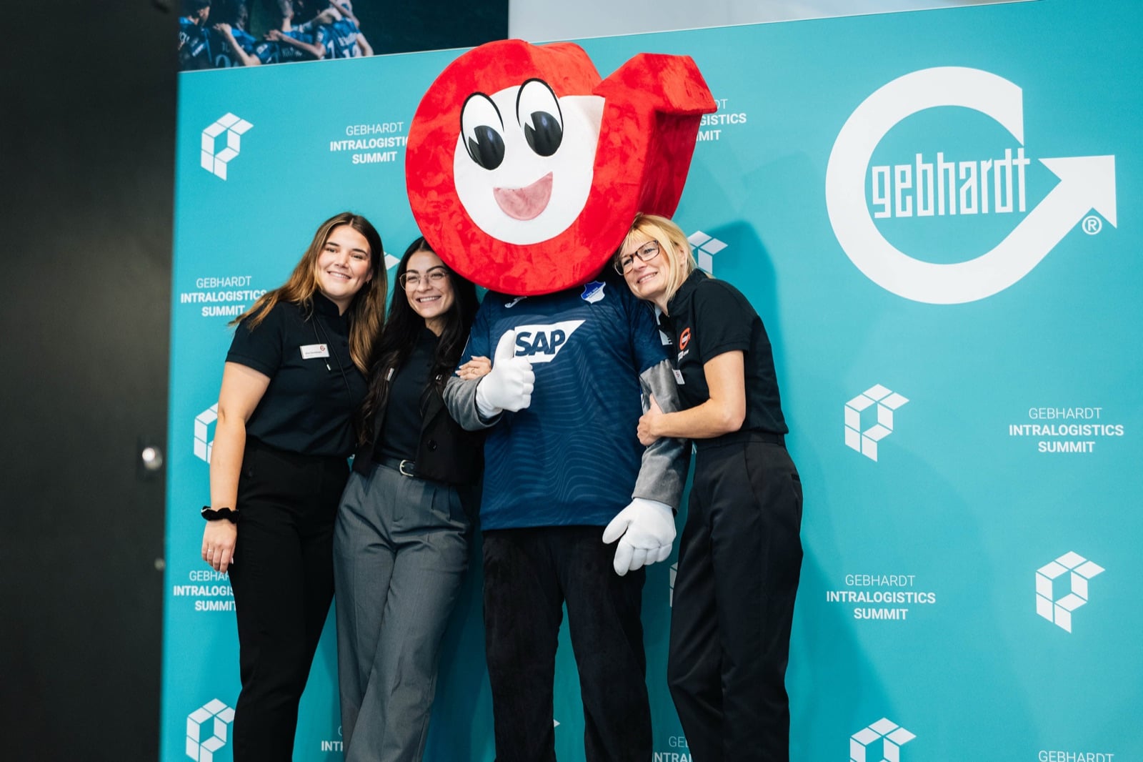 GEBHARDT Team an der Fotowand
